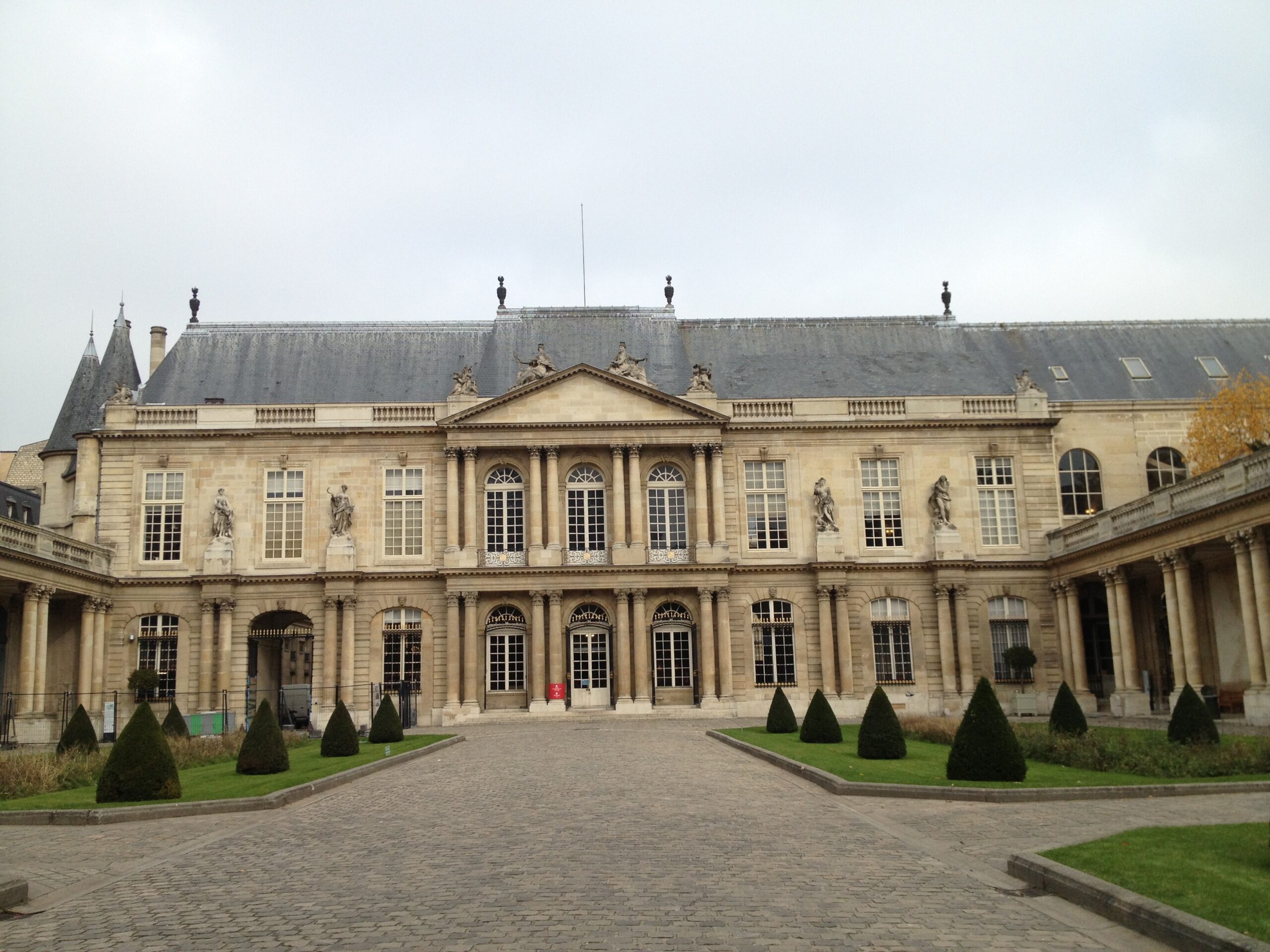 La demeure médiévale à Paris révélée à l’hôtel de Soubise