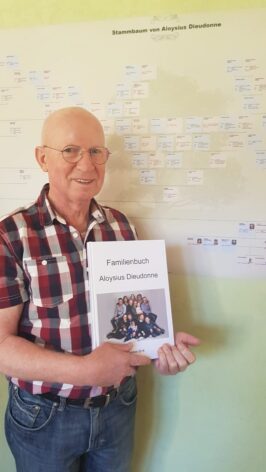 Mon père Aloysius avec le livre de famille né de années de recherches.