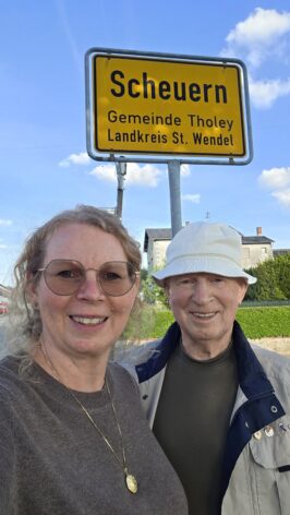 Mon père et moi à Vergaville — l&rsquo;une des étapes de notre voyage.