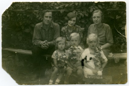 Aleksandr, le père de Marianna, Vera, sa mère, Lubova, la mère de Netalija, Marianna, Ernest et Netalija