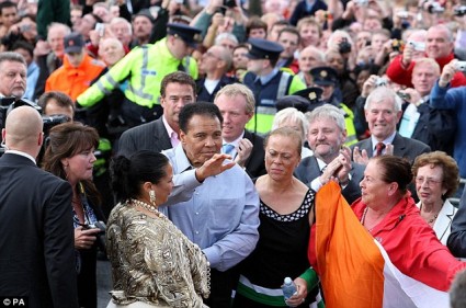 Mohamed Ali dans la ville natale de son grand-père Mohamed Ali avec sa femme Lonnie (à droite) et sa fille Hana (à gauche) sont accueillis par une foule immense à Ennis. (Crédit photo: www.dailymail.co.uk)