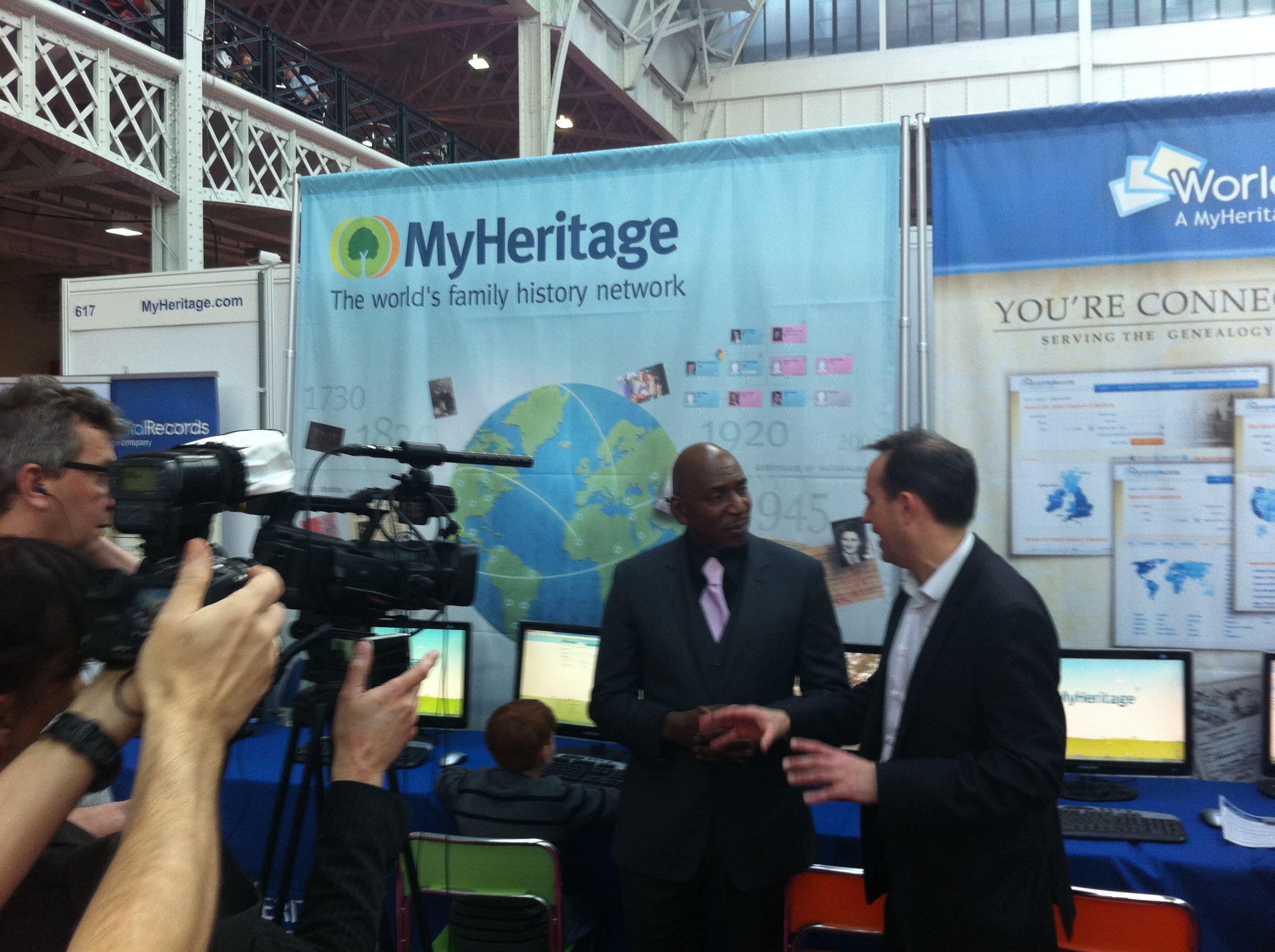 Colin McFarlane (à gauche) et Dr. Nick Barratt parle pour la télé du Projet pour les Ecoles 'Making History' réalisé avec MyHeritage.com