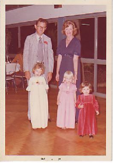 Karen (dans la robe rouge) et ses grands-parents 