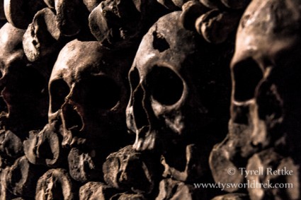 Crânes et ossements dans les catacombes de Paris