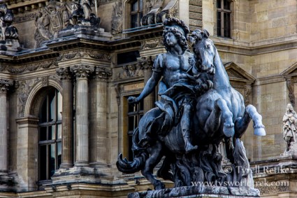 La statue équestre du roi Louis XIV dans la cour du Musée du Louvre