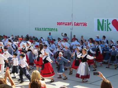 Danseurs au festival basque de Bakersfield en 2013 (photo Eneko Egiluz Beramendi)