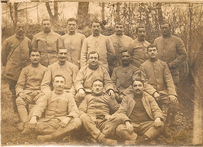 Léon Dubuc (1e rangée à gauche) et ses compagnons . Reconnaissez-vous un de vos ancêtres soldats ?