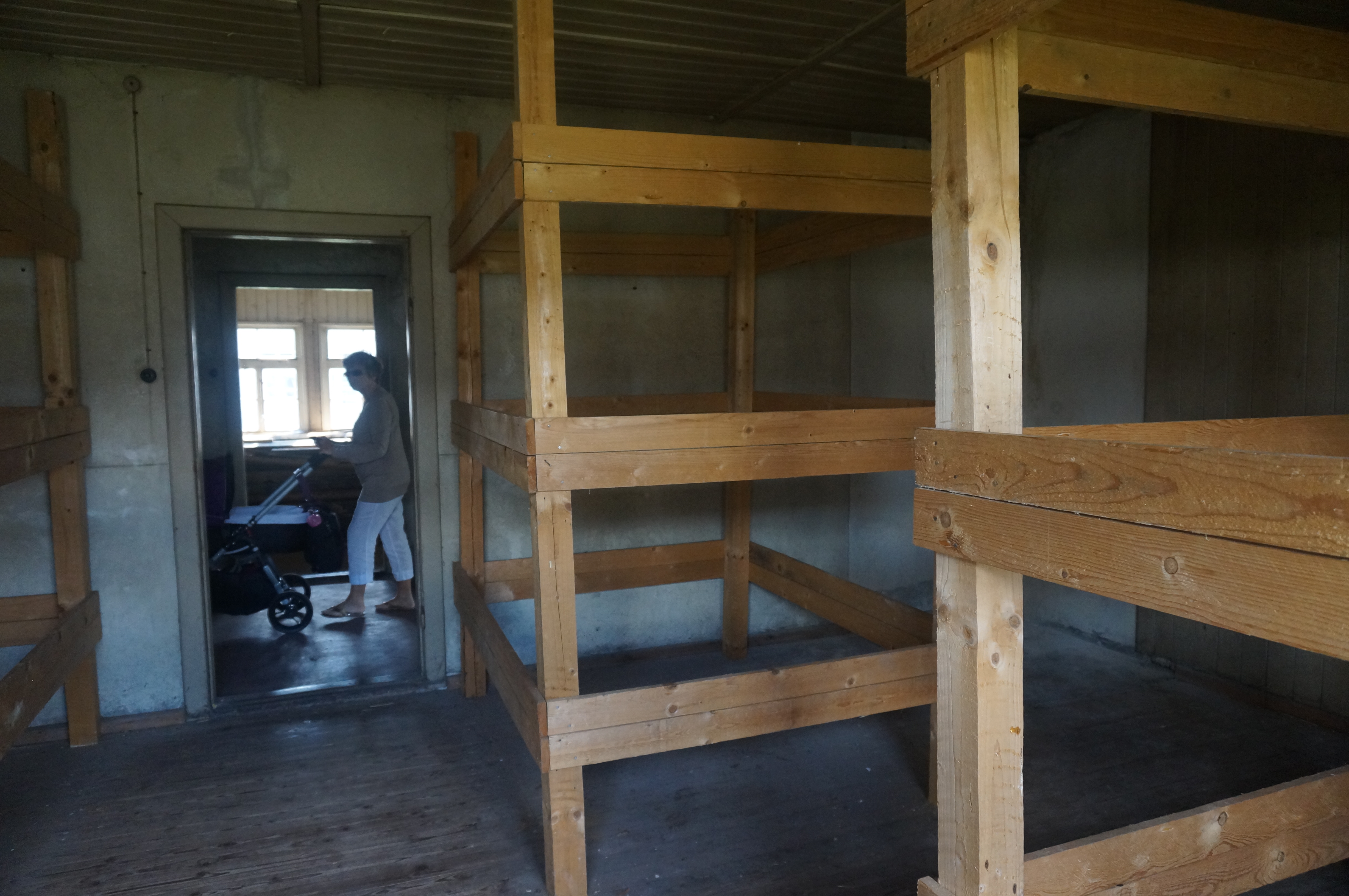 Ma mère visite une baraque du camp de Sandbostel. Cinq baraquements en bois ont été restaurés et classés monuments historiques. (Collection personnelle Elisabeth Zetland)