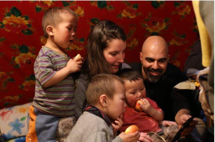 Shachar et Golan de l’équipe de MyHeritage partagent un moment avec les enfants nénètses.