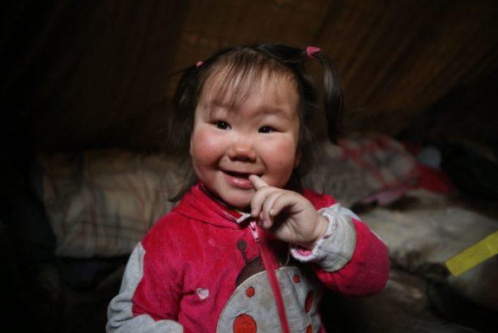 Une petite fille Nénètse de trois ans de la famille Serotteto.