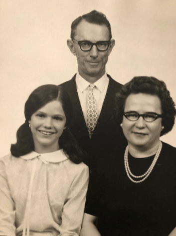 Sue, à l’âge de 11 ans, avec ses parents adoptifs.