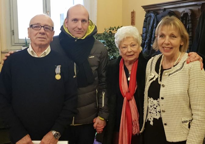 Silvio, le père de Valentina (accompagné de son fils, sa soeur et son épouse), porte la médaille décernée a son frère défunt le 27 janvier 2020.