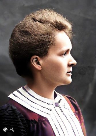Marie Curie en 1903, portrait du prix Nobel.<br />Photo améliorée et colorisée par les outils photo de MyHeritage.