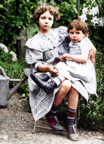 Les filles de Marie Curie, Irène et Eve, en 1908.<br />Photo améliorée et colorisée par les outils photo de MyHeritage.