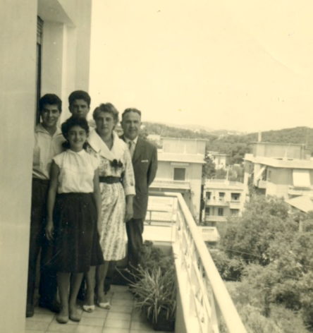 Mes grands-parents avec 3 de leurs enfants sur leur balcon à Alger (ma mère est la petite fille)