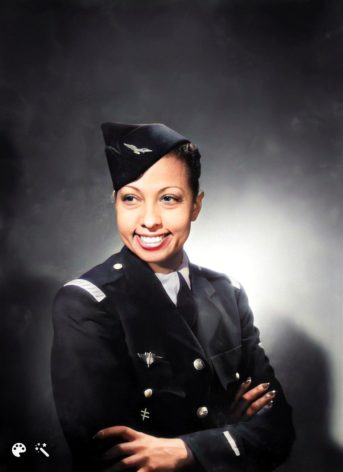 Joséphine Baker dans son unifome de sous-lieutenant de l’armée de l’air. Photo colorisée avec les outils photo de MyHeritage. Photo originale Studio Harcourt.