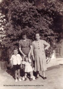 Ma grand-mère, sa fille ma mère, moi Léopold et mon petit frère Yves.