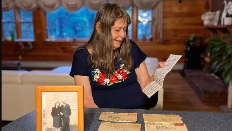 Après 80 ans, des lettres d’amour datant de la Seconde Guerre mondiale trouvées dans une vieille maison sont rendues à la fille du couple