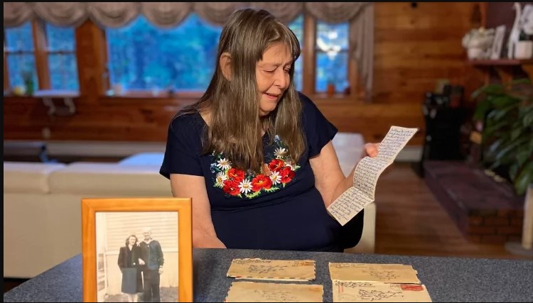 Après 80 ans, des lettres d’amour datant de la Seconde Guerre mondiale trouvées dans une vieille maison sont rendues à la fille du couple