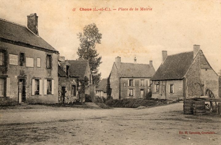 Place de la Mairie de Choue dans le Loir-et-Cher