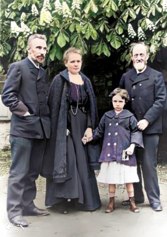 La famille Curie en 1904.<br />Photo améliorée et colorisée par les outils photo de MyHeritage .