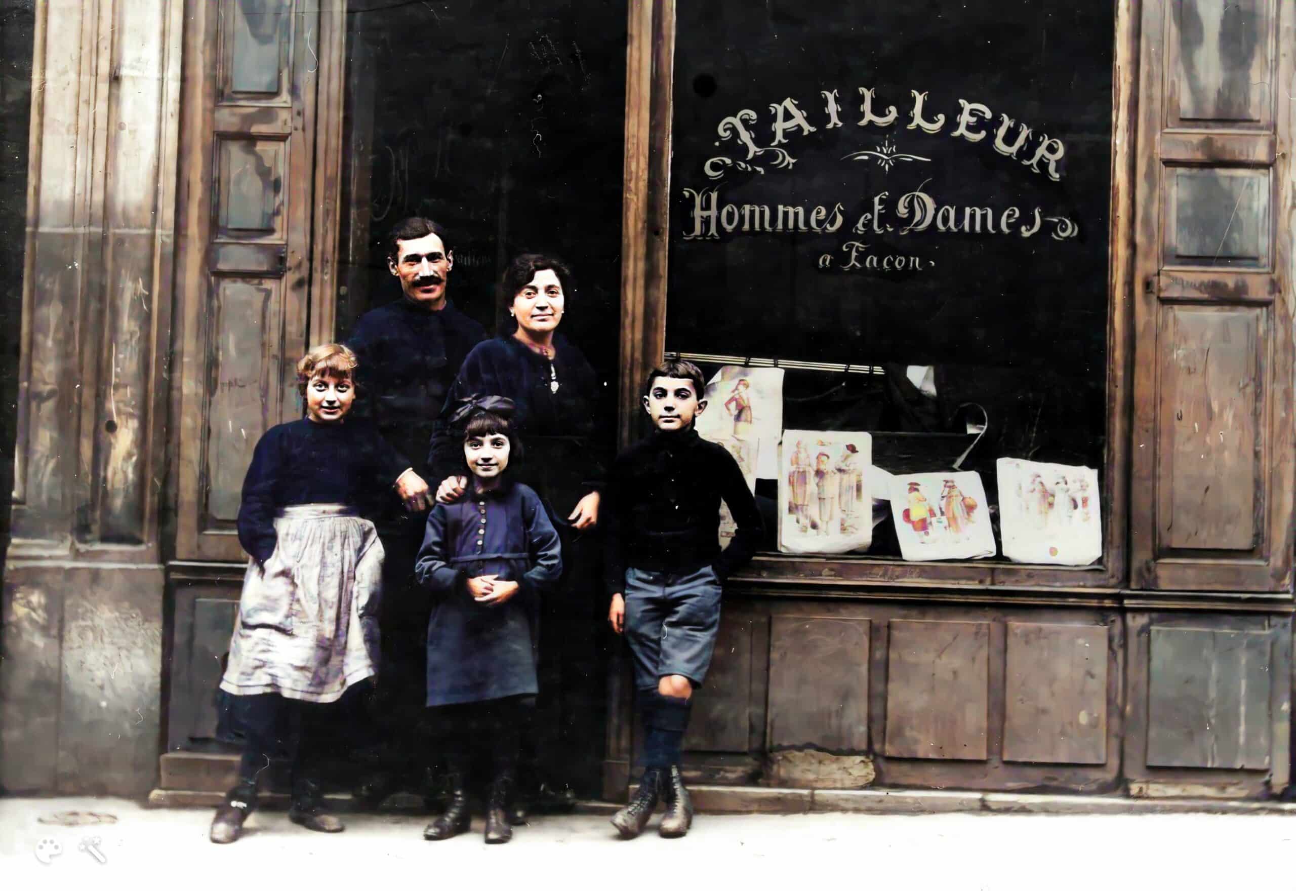 Pierre et Mina Haas devant leur boutique, et leurs enfants Alice (devant sa mère) et Nathan, avec leur cousine, à gauche, Juliette Zisermann. Photo améliorée par MyHeritage.