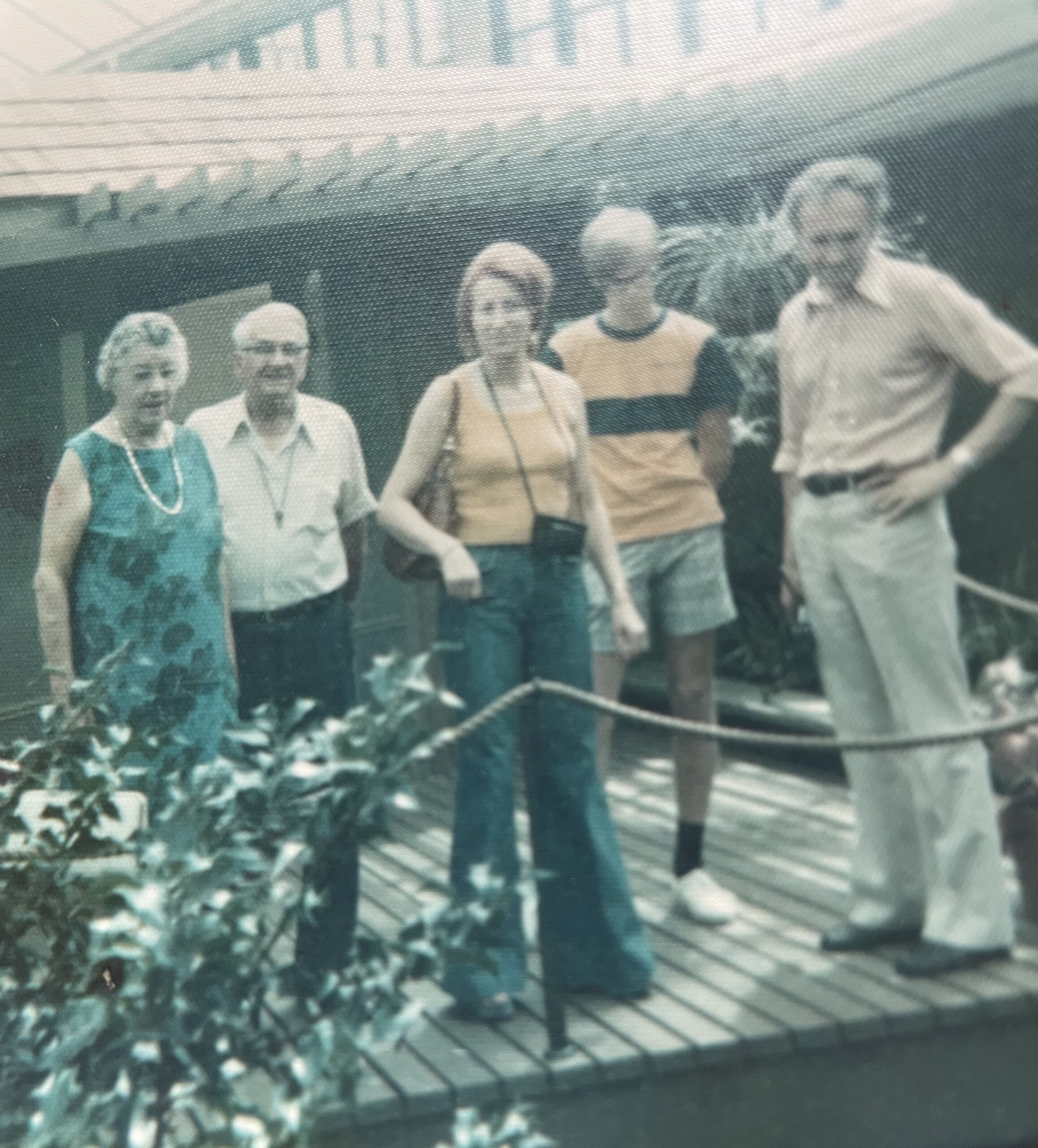 Première rencontre des deux familles, aux Etats-Unis en 1975. Norman Stevens et son épouse à gauche, et Ginette et Pierre (les parents de Ludovic Adeline) à droite avec Scott, le fils de Donald, entre eux. Photo améliorée par MyHeritage.