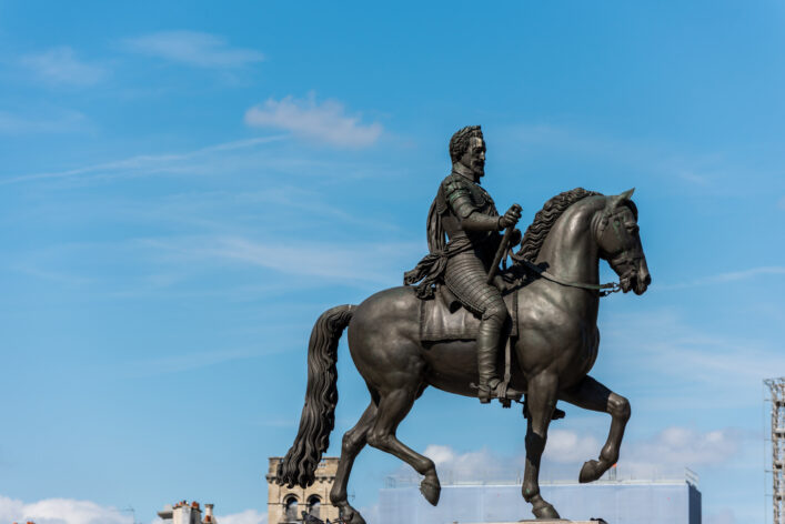 Statue équestre du roi Henri IV à Paris. Également connu sous le nom de Bon Roi Henri, il fut roi de Navarre (sous le nom d’Henri III) à partir de 1572 et roi de France de 1589 à 1610.