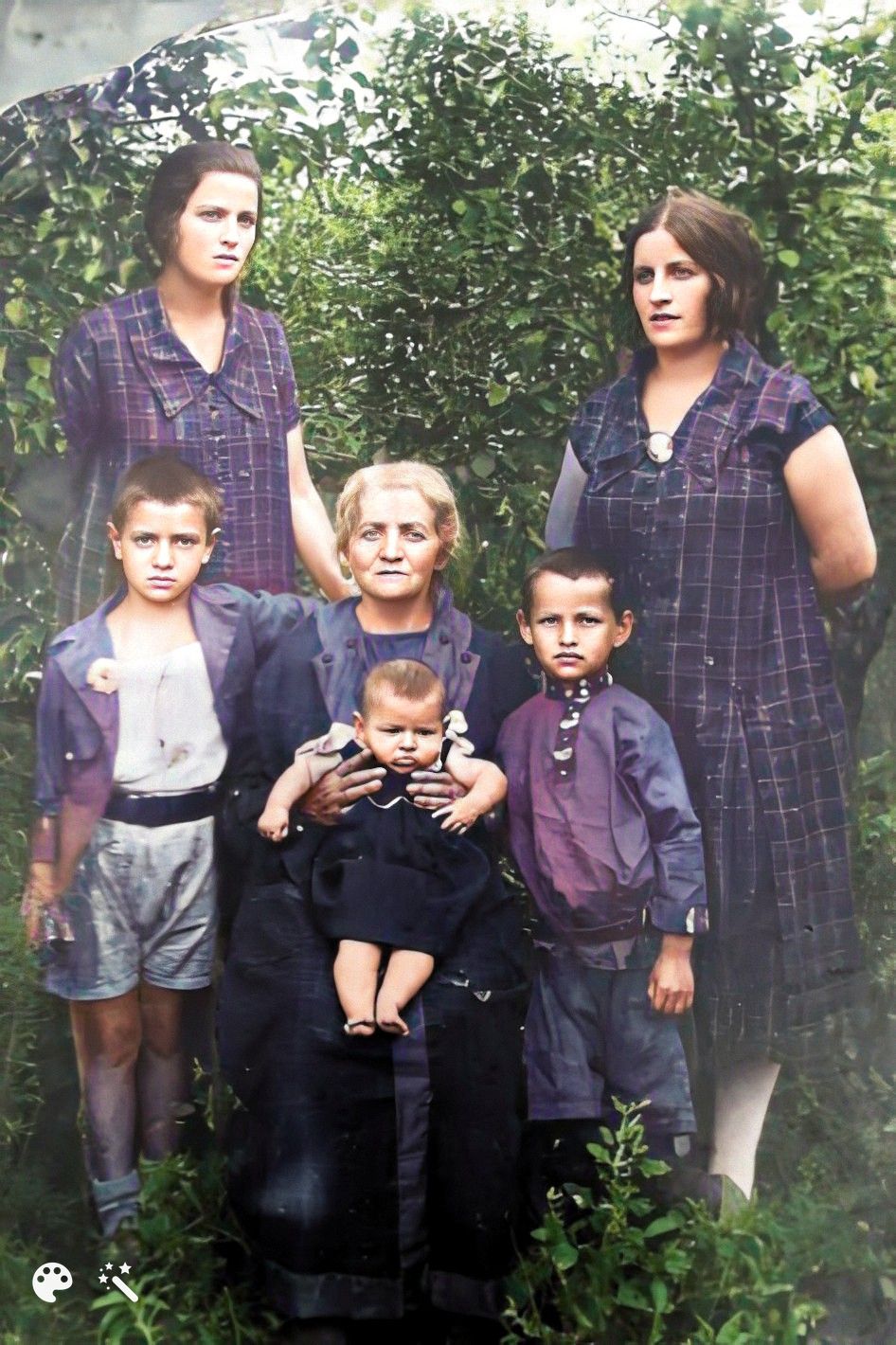 Mon arrière-grand-mère Miryam, ma grand-mère Katerina, sa sœur Yulia, mon oncle Simon, ma tante Francesca, et leur cousin Misha. Photo colorisée et améliorée par MyHeritage