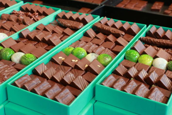 Un assortiment de chocolats de Patrick Roger dans la boîte iconique verte émeraude