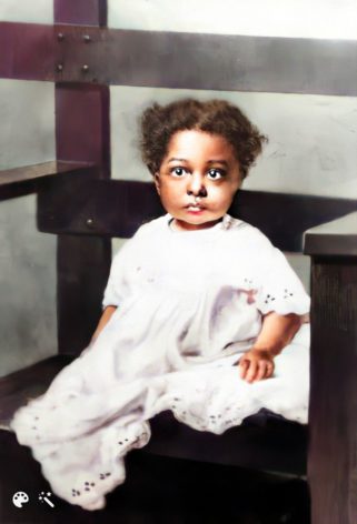 Josephine Baker als kind. Foto bijgewerkt en ingekleurd met MyHeritage foto tools
