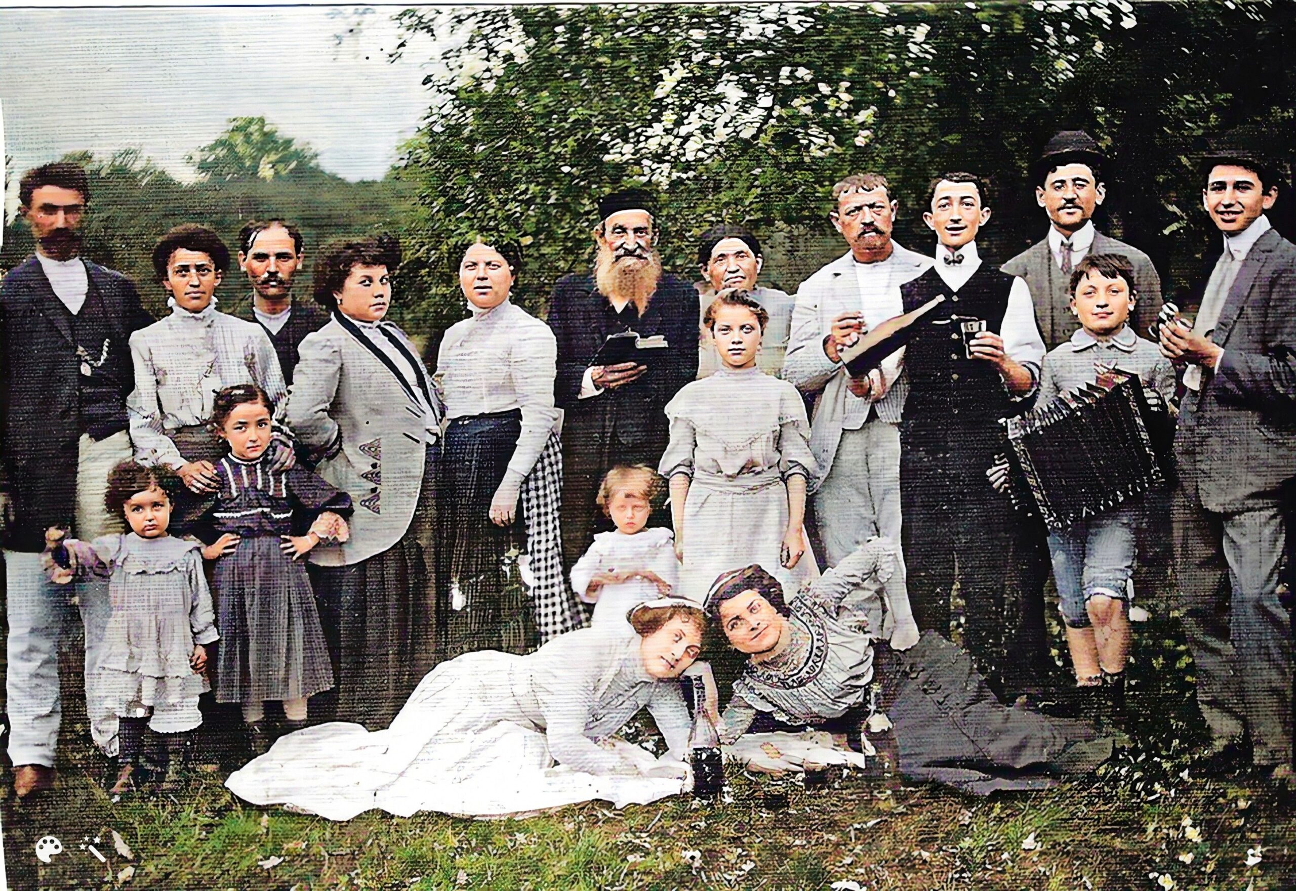 La famille Sizermann au bois de Vincennes, vers 1908. Photo améliorée par MyHeritage.