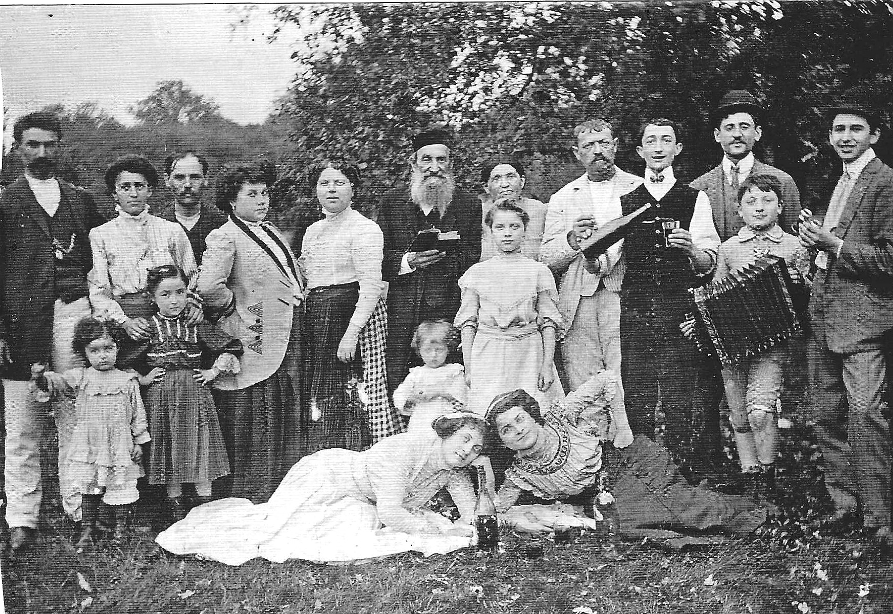 La famille Sizermann au bois de Vincennes, vers 1908. Photo améliorée par MyHeritage.