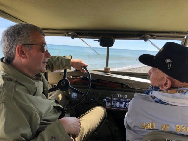 Donald Stevens assis dans la jeep préparée avec soin par Ludovic, au volant, en Normandie en 2019