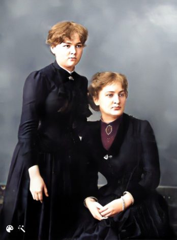Marie avec sa soeur Bronisława vers 1886. Photo améliorée et colorisée par les outils photo de MyHeritage