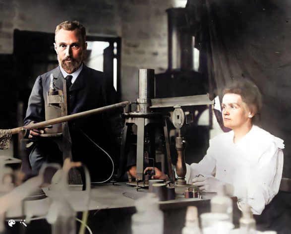 Pierre et Marie Curie dans leur laboratoire vers 1904.<br />Photo améliorée et colorisée par les outils photo de MyHeritage.