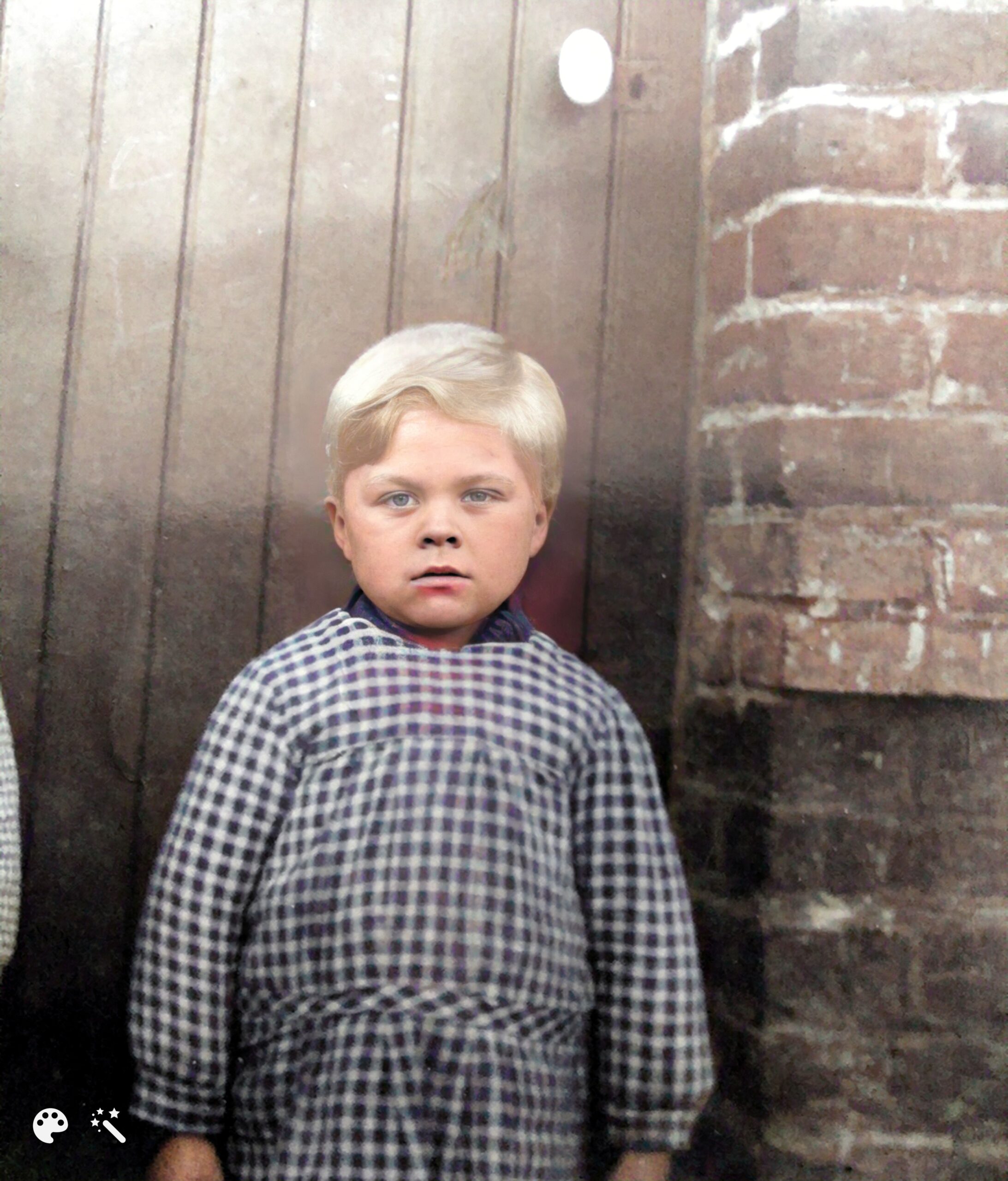 Richard enfant. Photo améliorée et colorisée par MyHeritage.