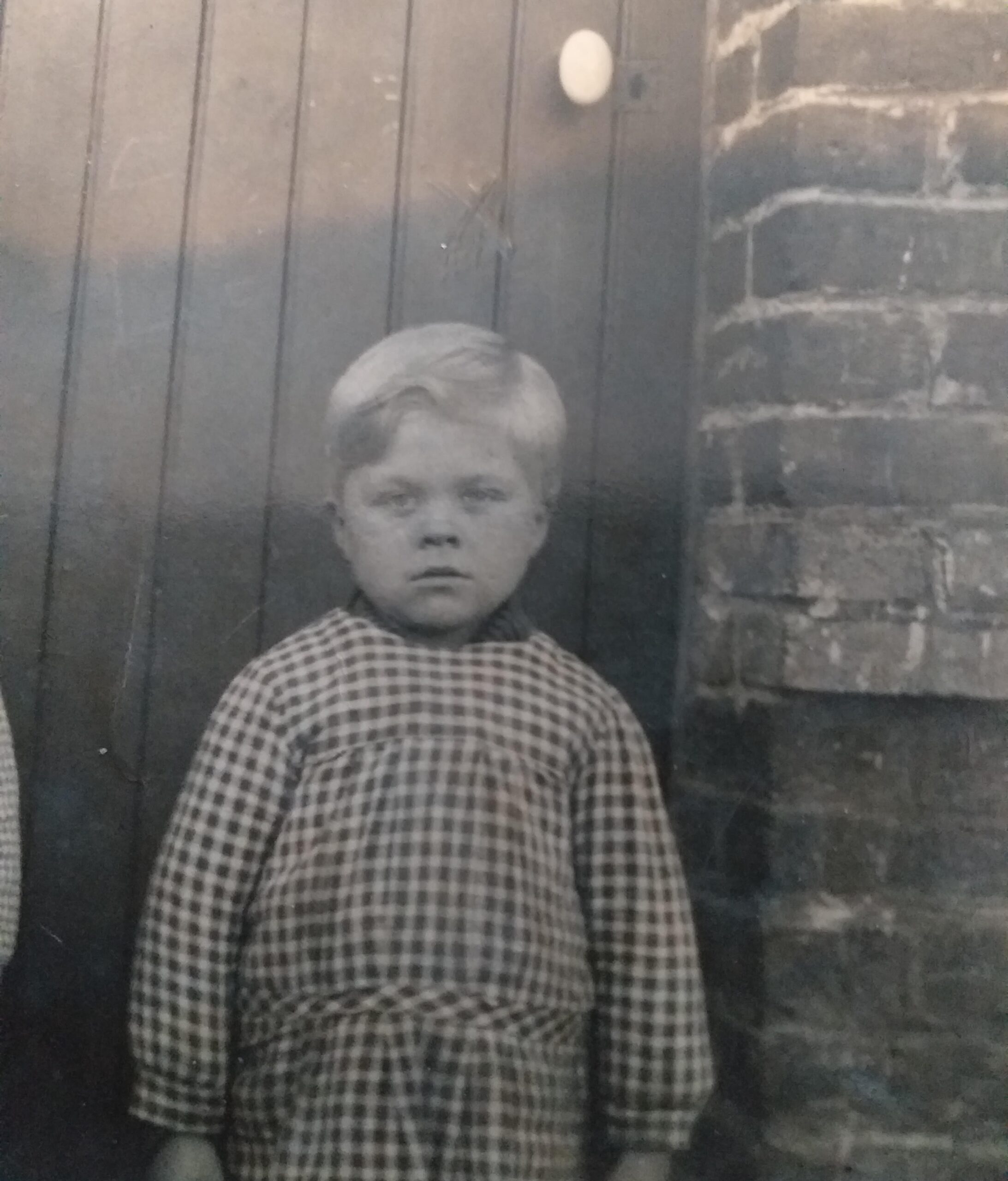 Richard enfant. Photo améliorée et colorisée par MyHeritage.