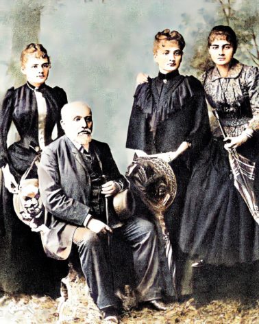 Marie Curie, alors Maria Skłodowska (à gauche) avec son père Władysław Skłodowski et ses sœurs Bronisława et Helena en 1890. Photo améliorée et colorisée par les outils photo de MyHeritage.