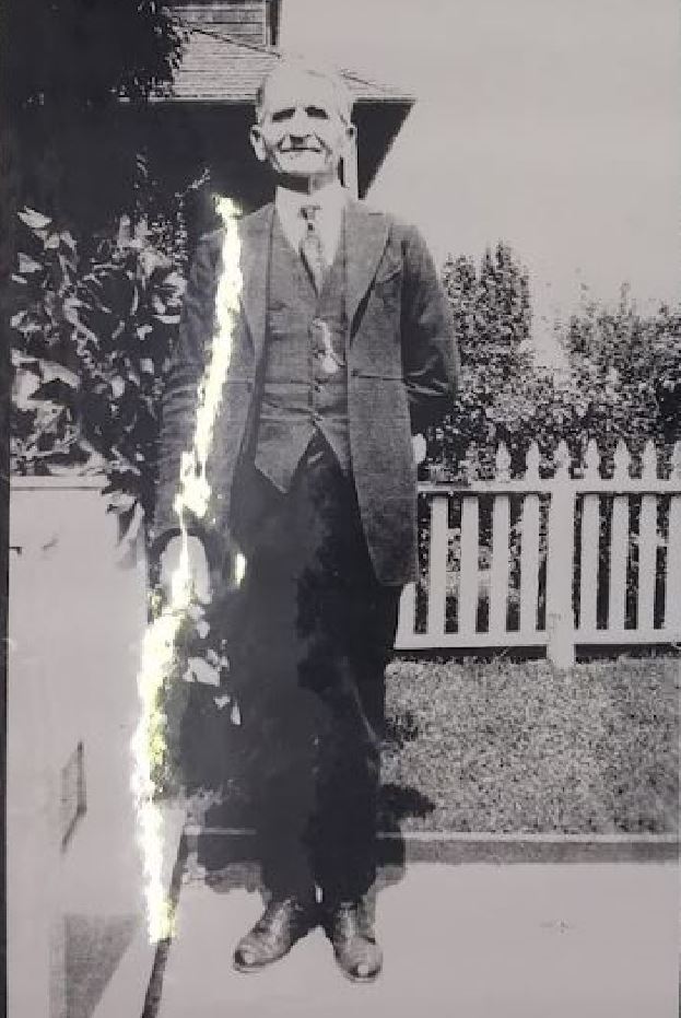 Yves Marie Crechriou. Marin breton né en 1856, il s’installe en Californie à l'âge de 25 ans où il vit jusqu'à son décès en 1924. Photo colorisée et améliorée par MyHeritage.