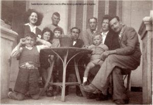 Ma famille maternelle devant la villa où mon grand-père, debout à gauche, était le gardien et jardinier