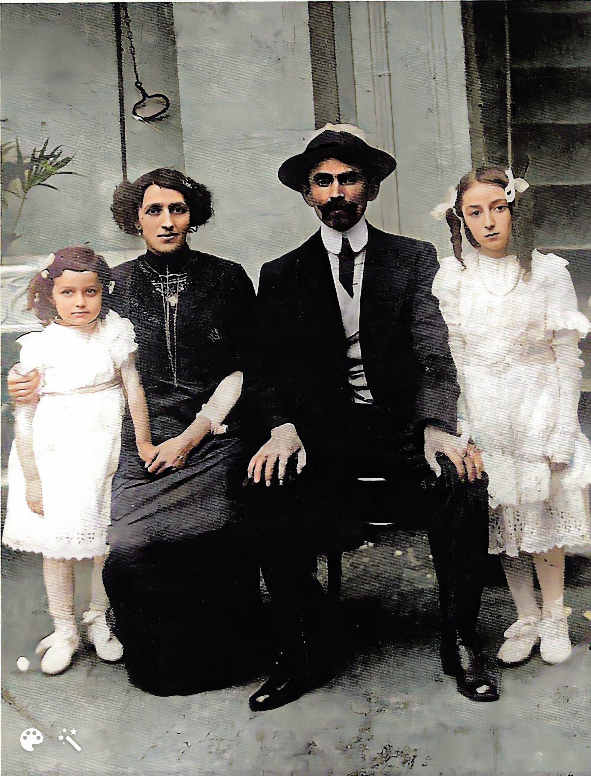 Joseph et Ottilia Tzigler avec leurs filles Anne et Jeannette, quelques années après la photo du bois de Vincennes. Photo améliorée par MyHeritage.