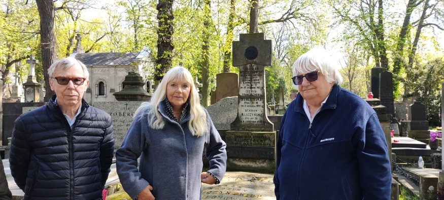 Réunis tous les 3 pour la première fois, Giovanni, Renata et Krzysztof sur la tombe de leur père en mai 2022