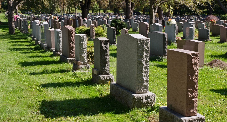 Visiter des cimetières pour préserver l’histoire familiale