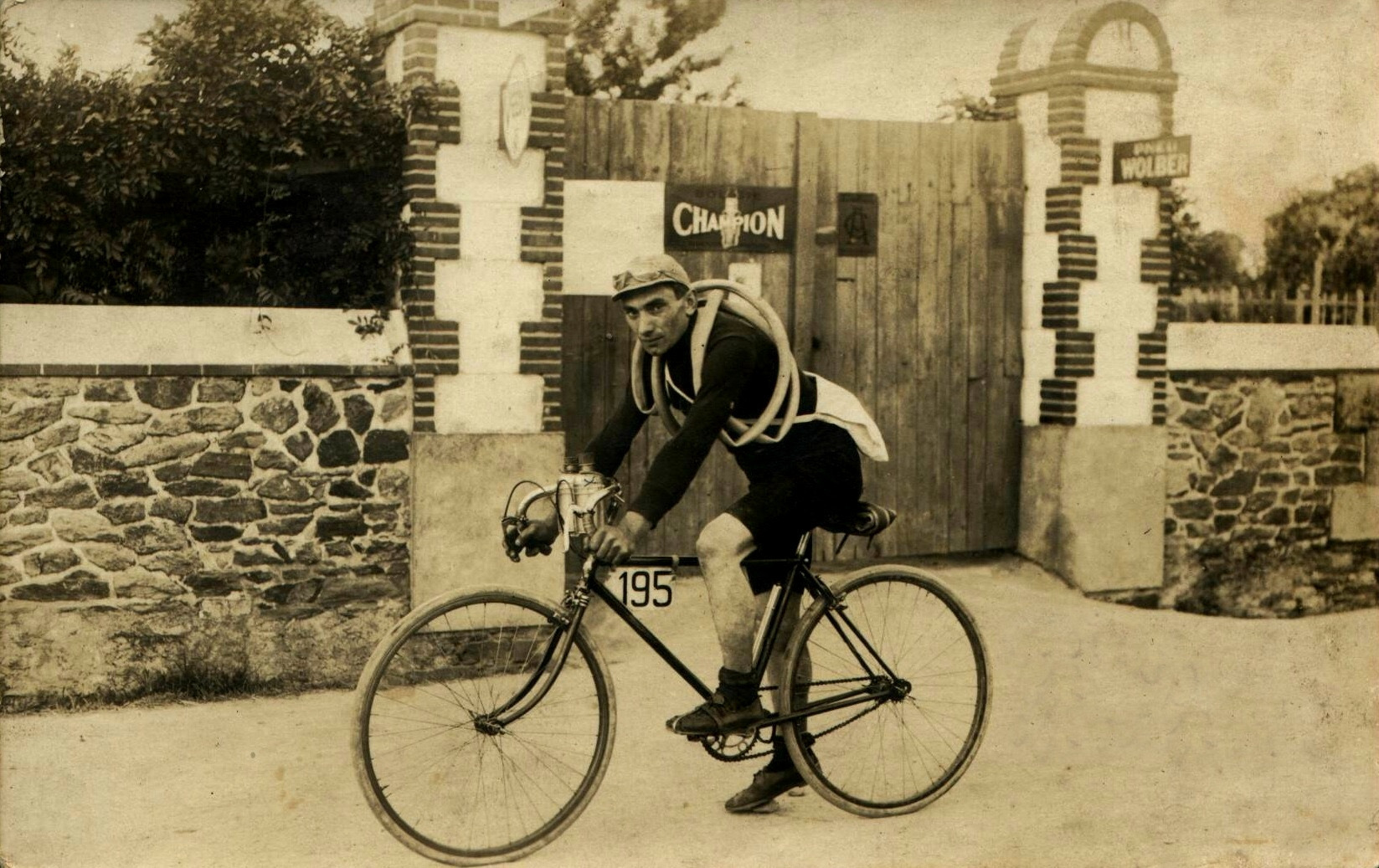Alois Racko au départ du Tour de France en 1929. Photo publiée avec l'aimable autorisation de Alexis Wlodarczyk, colorisée et améliorée par MyHeritage.<br />
