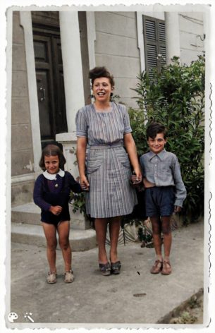 Lina, la grand-mère de Nicoletta, avec son petit frère et un cousin. Photo colorisée et améliorée par MyHeritage.