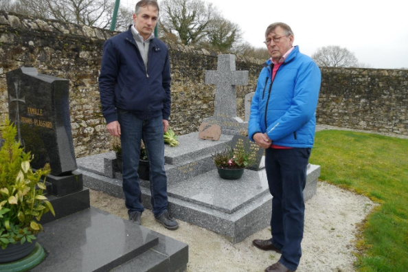 Adri et son neveu Jean-Jacques sur la tombe de son père, Marcel Madec, dans le village breton Le Cloître-Pleyben
