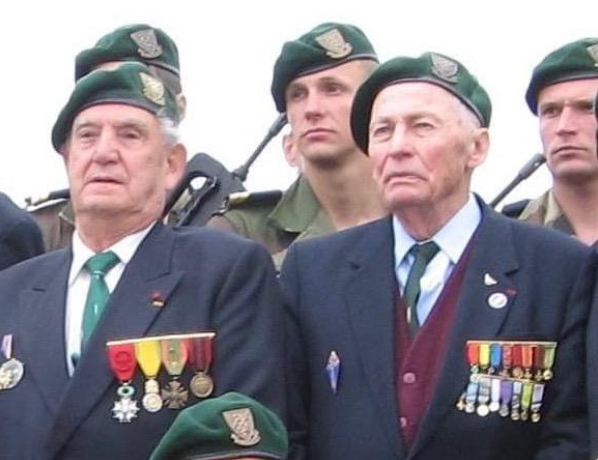 Le père d’Adri, Marcel Madec (à droite), avec ses décorations militaires