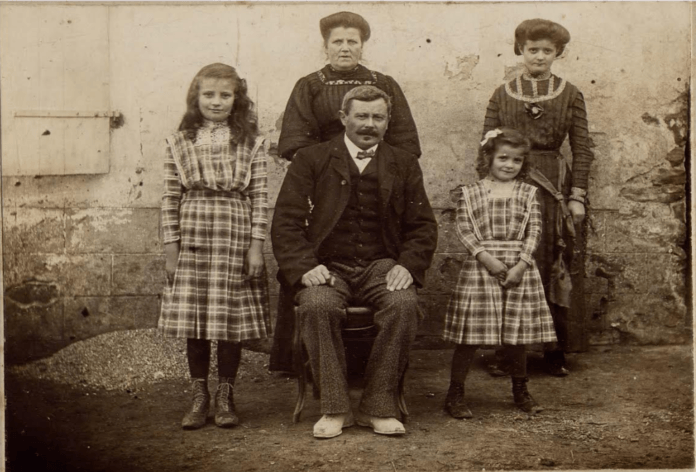 Pierre Neihouser (1863-1934) et sa famille. L'une de ses trois filles est ma grand-mère. 