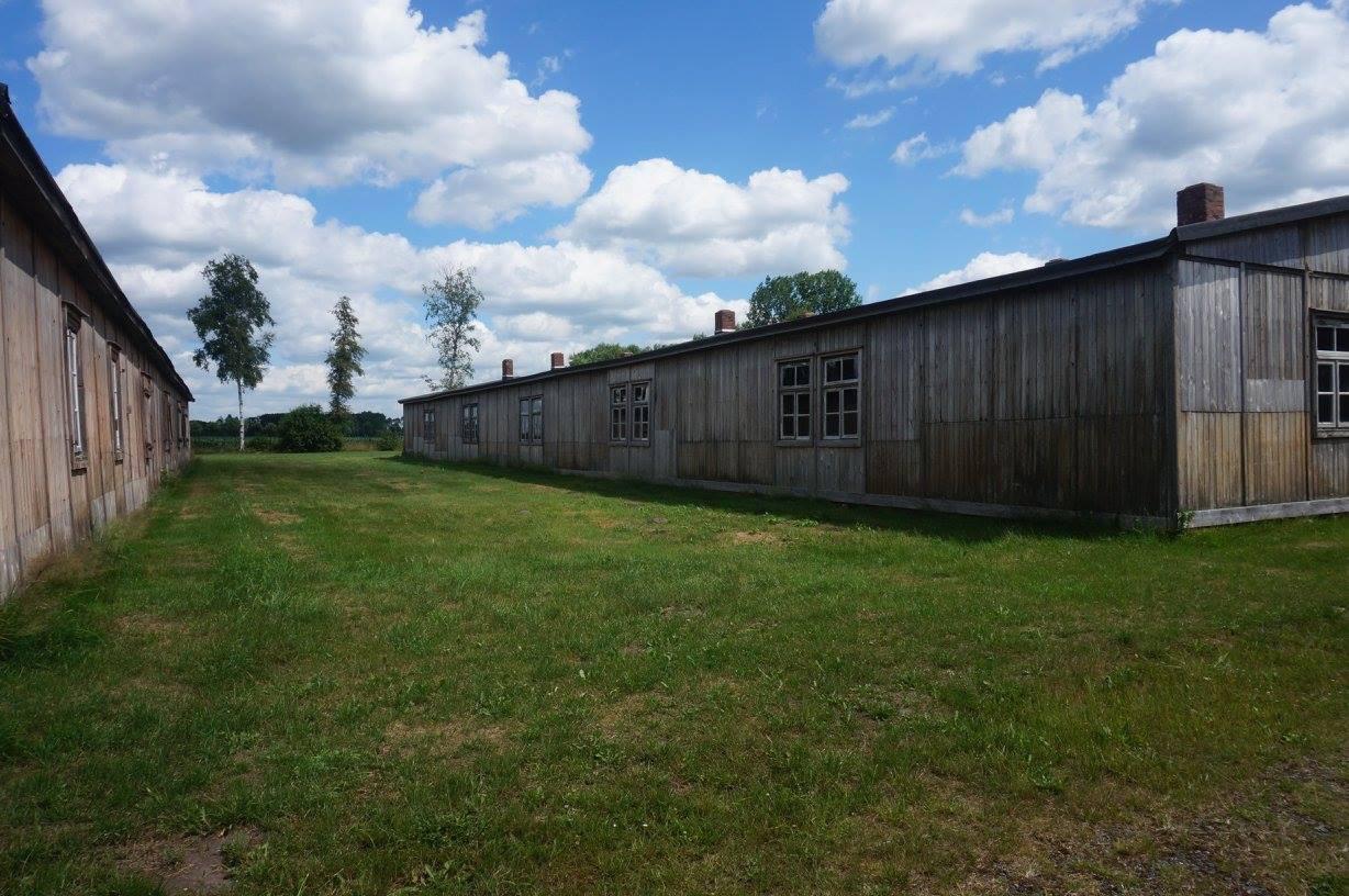 Un centre de documentation et un mémorial ont été construits sur le site de l’ancien camp de prisonniers de guerre Stalag X-B à Sandbostel. (Collection personnelle Elisabeth Zetland)
